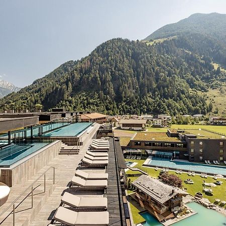 Alpine Luxury Spa Resort Schwarzenstein Lutago Exterior photo